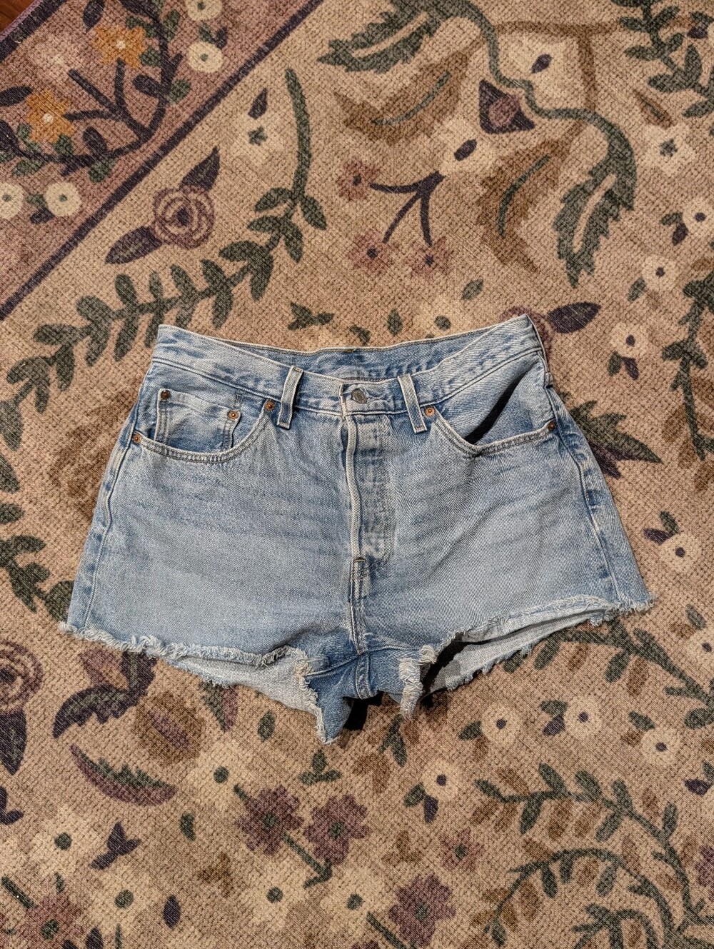 levi's 501 high rise light denim shorts. Size W 32. five button front closure.